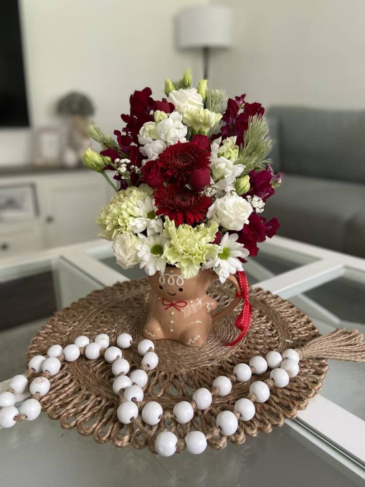 Gingerbread Man Arrangement